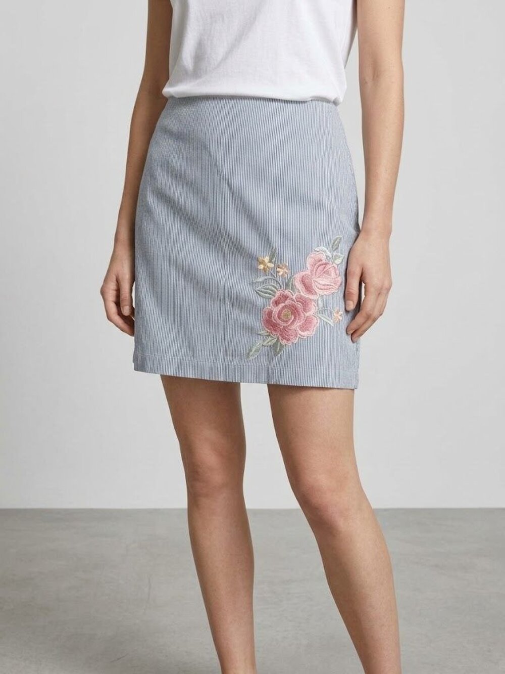 Petite Sophisticate Womens Skirt 4 Blue White Striped Floral Embroidered Y2k Min